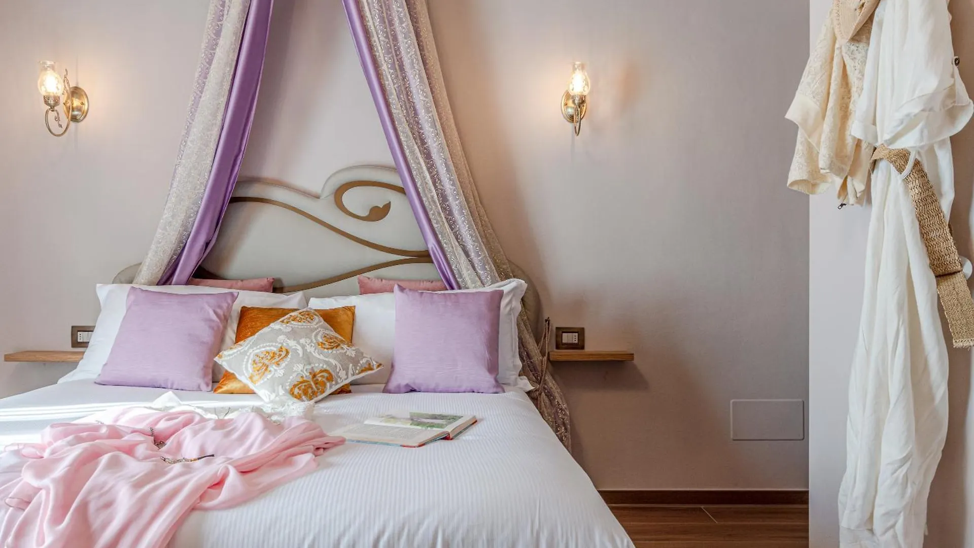 Guest house Altalena Luxury Rooms And Spa Siena Italy